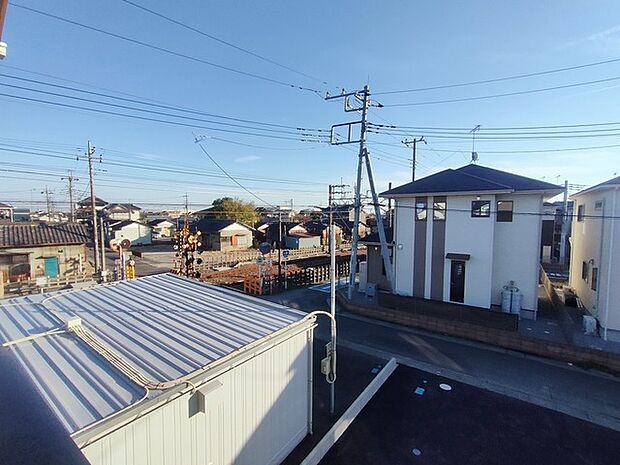 前面の住まいとの距離感があるから、圧迫感を感じません。 