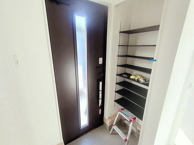 大容量のウォークインシューズクローゼットが嬉しい。 