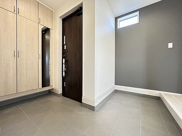 玄関は家の顔でもあります。広いと気持ちがいいですね！ 