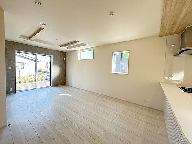 大画面ＴＶの配置も可能なワイドリビングは約17帖。 