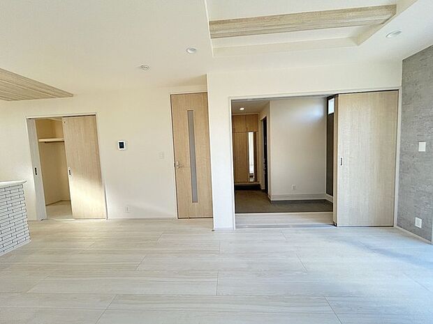 リビング空間とダイニング空間とか使い分けやすい間取り配置。対面式でキッチン立つ人の視界も良好です。 