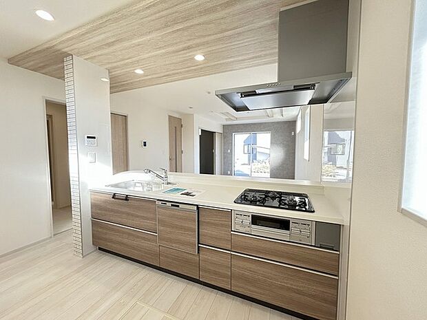 リビングで遊ぶお子様を見守りながらお料理ができる、対面キッチン。 