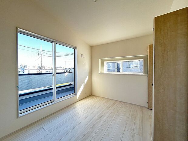 広々バルコニーから、たっぷり太陽の恵みが得られます。  