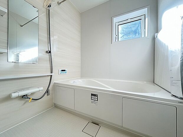 広々1坪タイプのゆったり浴室ユニット。防カビ・抗菌素材なのもうれしい。 