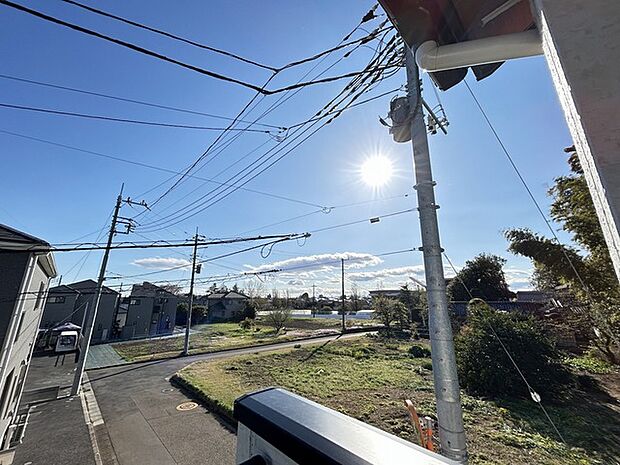 前面の住まいとの距離感があるから、圧迫感を感じません。 