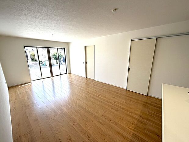 ご家族みんながゆったりくつろげる広々リビング。 