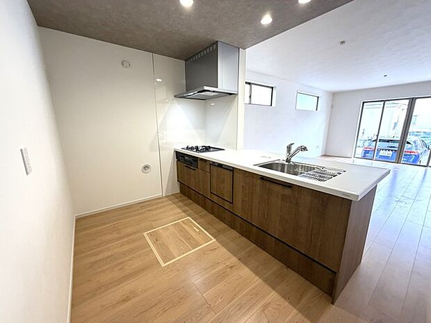 カウンターからはリビングが広く見渡せ、ご家族とのコミュニケーションも弾みます。