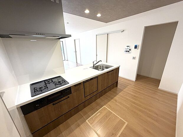 料理をしながらでも、ご家族との会話を楽しめる対面キッチン。