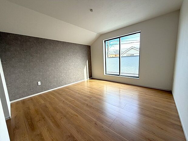 ベースカラーと異なった配色の壁紙を使用。ちょっとお部屋の雰囲気が変わります。 