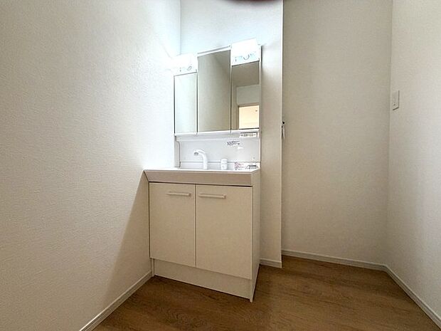 お出かけ前の身だしなみに一歩差がつく三面鏡。 