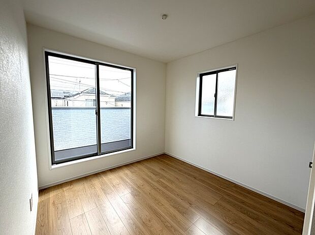 たっぷりの陽光と、心地よい風が舞い込みます。