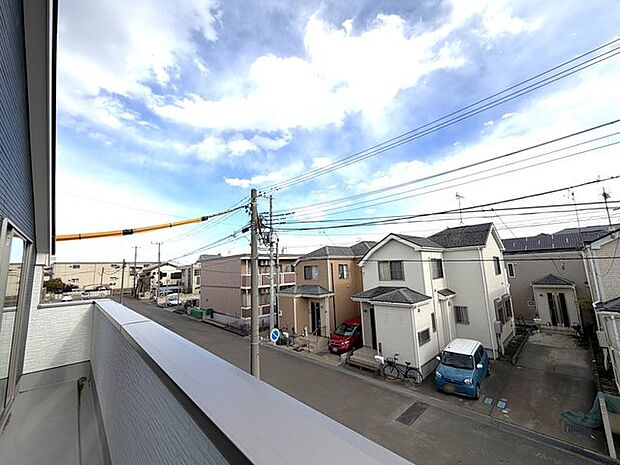 あたり一帯に住宅が広がる立地、住宅地ならではのロケーション。 