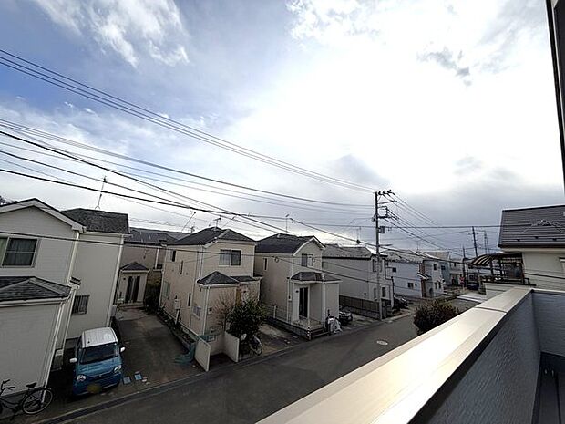 住宅街の中の一戸建て、あたりはほとんど住宅です。 