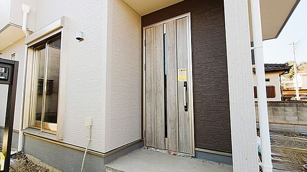 新築の玄関扉。きっと今のお家より重厚感が違います。