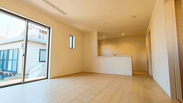 開放的なこの空間がお客様をお出迎えします。ＬＤＫは16帖。 