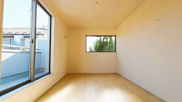 バルコニーからはたっぷりと太陽の光が舞い込みます。