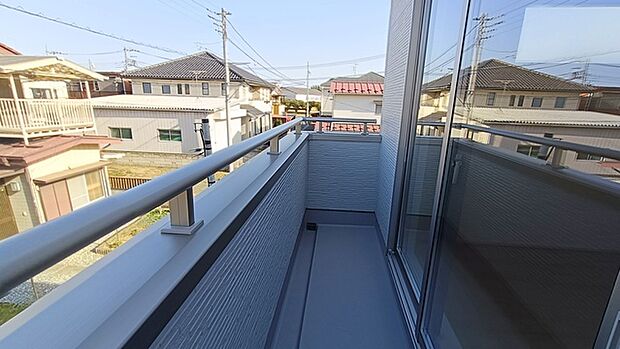 らくらくお洗濯を助ける広いバルコニー。 