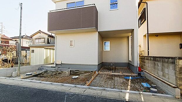駐車場は2台まで駐車可能。マイカーの車幅もお確かめください。 