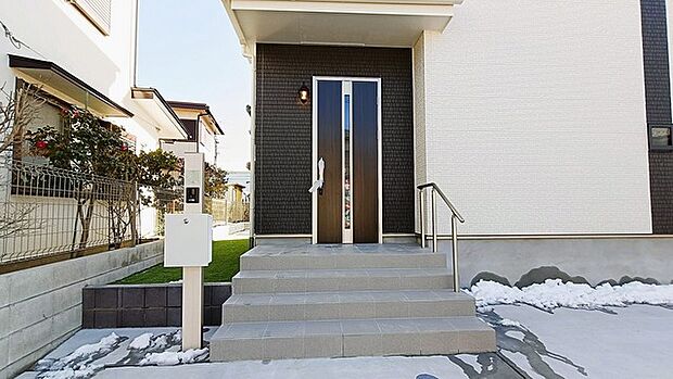 ポーチのついた新築分譲物件。玄関の印象はいかがでしょうか？入口からご覧ください。 