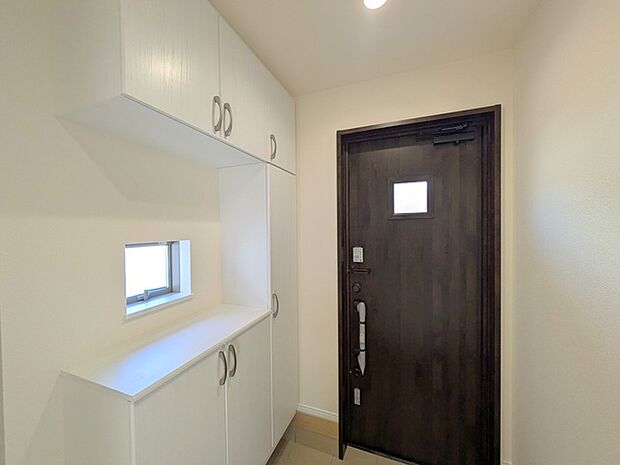 玄関をスッキリ整理。いつも気持ち良く使える玄関収納ボックス付き。 