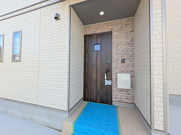 ポーチのついた新築分譲物件。玄関の印象はいかがでしょうか？入口からご覧ください。 