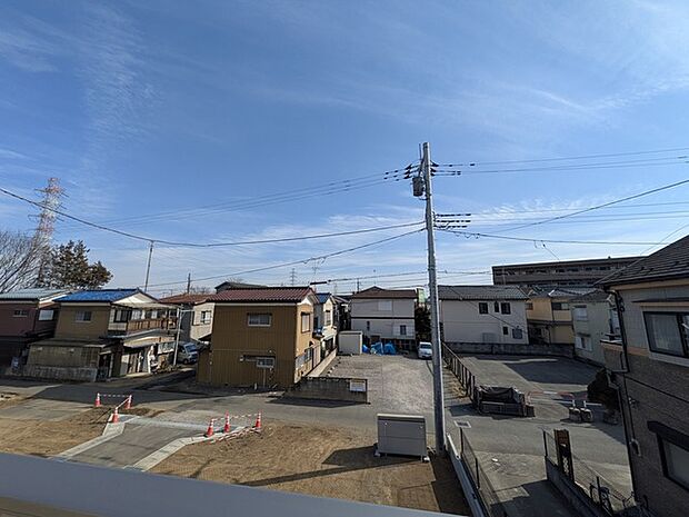 前面の住まいとの距離感があるから、圧迫感を感じません。 