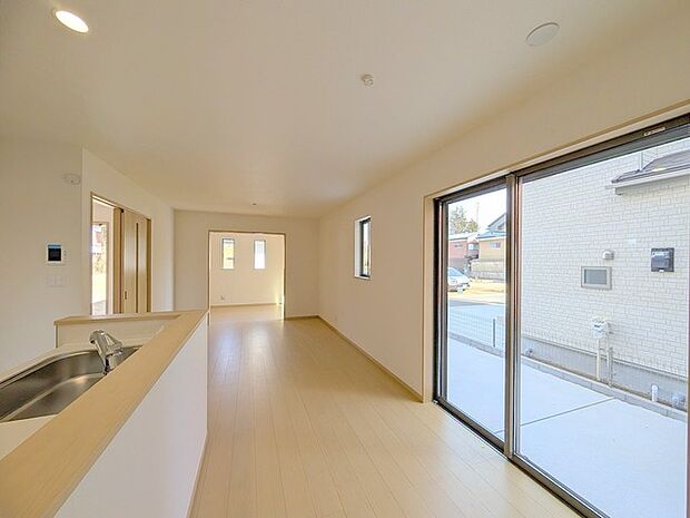 解放感あふれるリビングは、自然に光と風に恵まれます。 