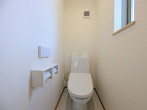 注目度の高いお手洗い。ちゃんとウォシュレット機能ついてます。 