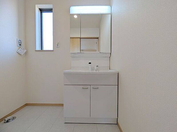 三面鏡にハンドシャワー付き、 使いやすい洗面台。 