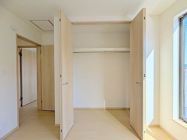 全居室収納スペース付きの物件です。 