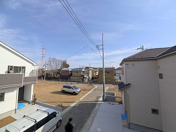 住宅街の中の一戸建て、あたりはほとんど住宅です。  
