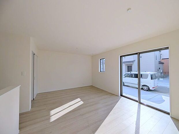 南側に大きな窓を配置、明るいリビングが出来ました。 