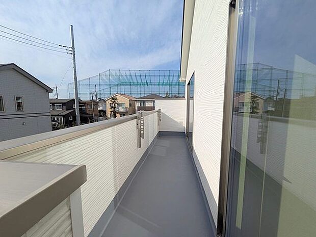 らくらくお洗濯を助ける広いバルコニー。 