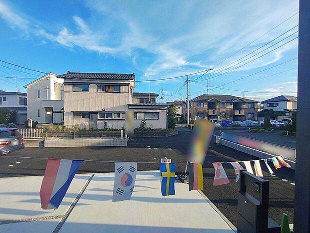 見通しのよい閑静な住宅街で、日々の暮らしに穏やかな安らぎを感じられるロケーションです。 