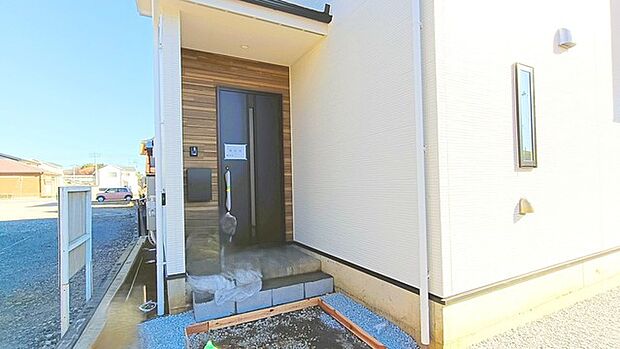 この扉を開けると、新築の木の匂いが待ってます。 