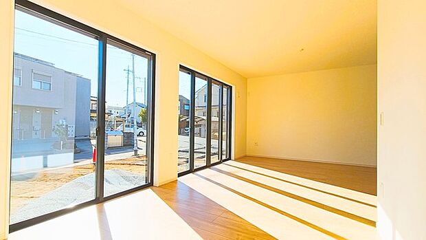 南側に大きな窓を配置、明るいリビングが出来ました。 