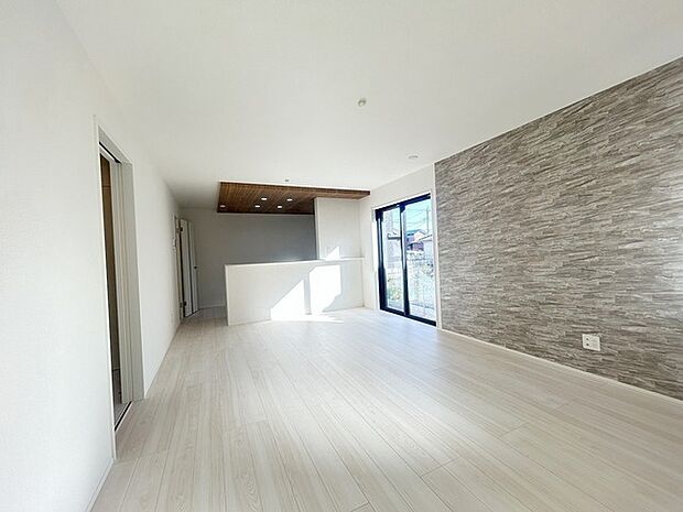 白の壁紙は王道ですが、あえて遊び心をリビングに。