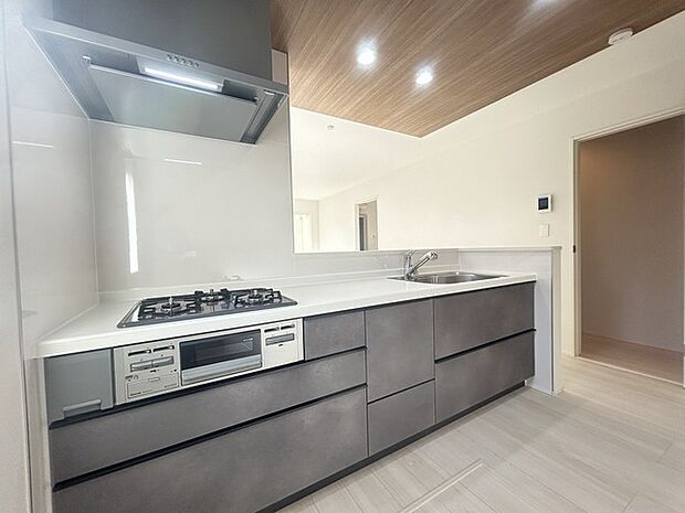 カウンターからはリビングが広く見渡せ、ご家族とのコミュニケーションも弾みます。 