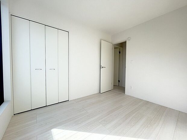 今からここを誰のお部屋にしようか、そんな洋室。大きさは5.25帖です。