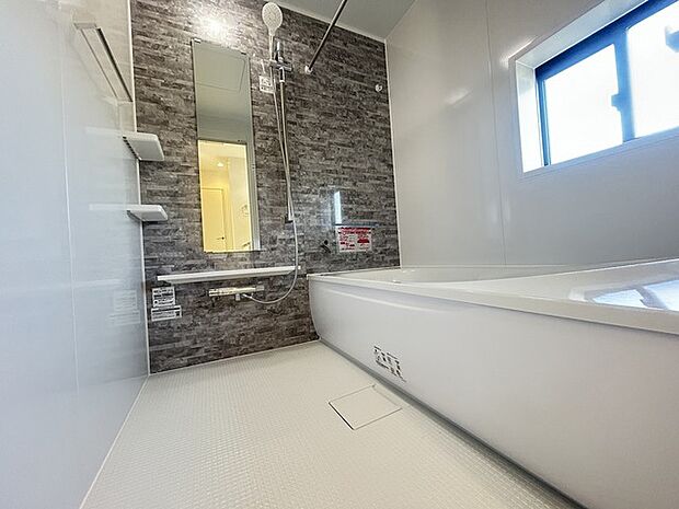 1坪広さを設けた浴室でゆったりバスタイム。 