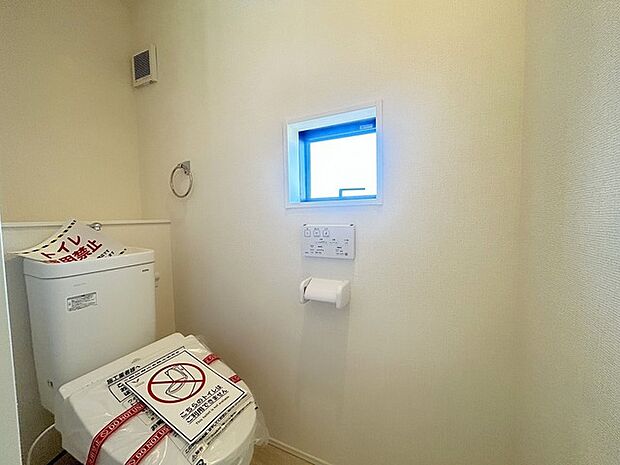 ウォシュレット機能付き。憩いの場としてひそかに注目度の高いお手洗いにもご注目ください。 