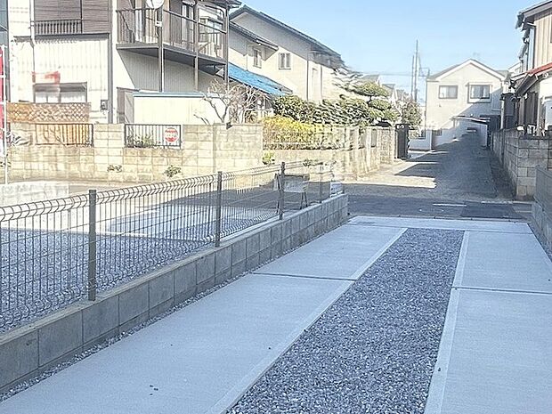 幅員の狭い道ですが、車通りの少ない住宅街に立地してます。