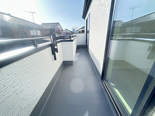 南向きバルコニーでお洗濯ものはいつもカラッと乾きます。 