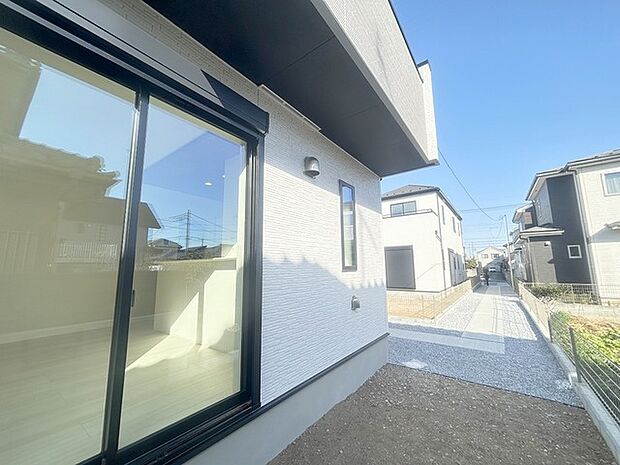 駐車場は縦列駐車で2台まで可。車幅や配置を現地でご確認ください。 