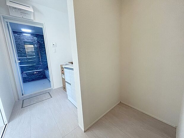 お風呂に入るときに重宝するリネン庫。