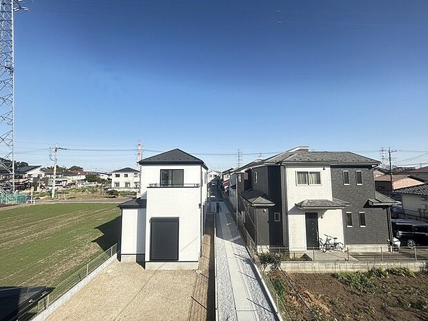 前面の住まいとの距離感があるから、圧迫感を感じません。 