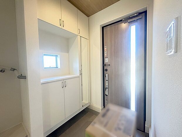 誰も住んだことのない家の玄関スペース。あたらしい木のにおいを感じていただけると思います。