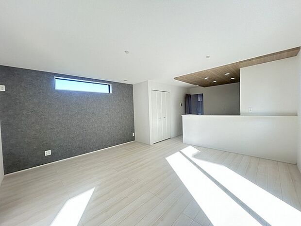 アクセントクロスが際立つLDK空間。