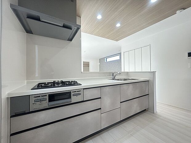 リビングで遊ぶお子様を見守りながらお料理ができる、対面キッチン。