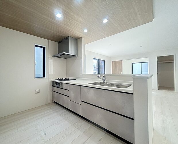 料理をしながらでも、ご家族との会話を楽しめる対面キッチン。